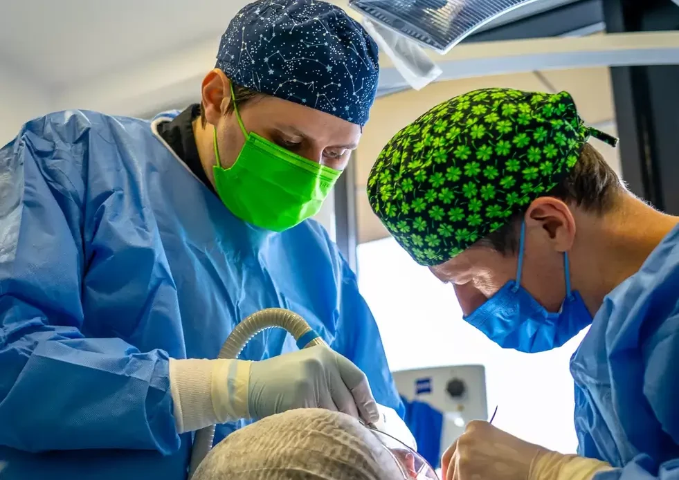 Dr Calin Cobalas si Dr Catalin Dumitru cu pacient.