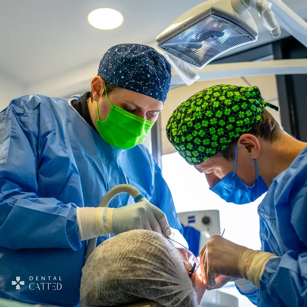 Dr Calin Cobalas si Dr Catalin Dumitru cu pacient.