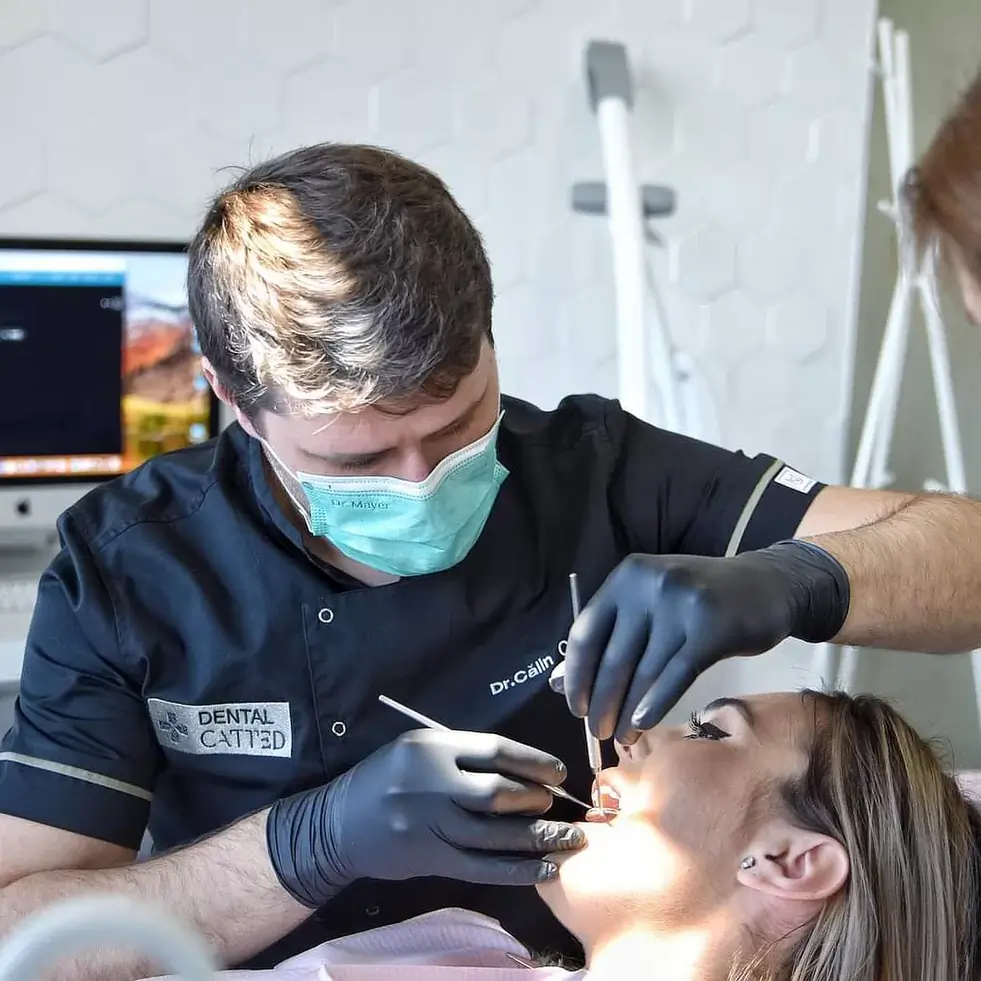 Dr Calin Cobalas cu pacient la Dental CATTED