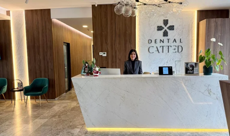 Recepția modernă a clinicii Dental CATTED și echipa pregătită pentru preluarea programărilor la începutul anului 2026
