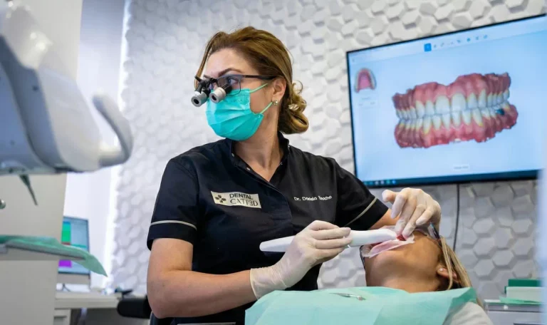Dr. Daniela Enache de la clinica Dental CATTED scanand amprenta dentara a unui pacient cu scanerul intraoral 3Shape TRIOS.
