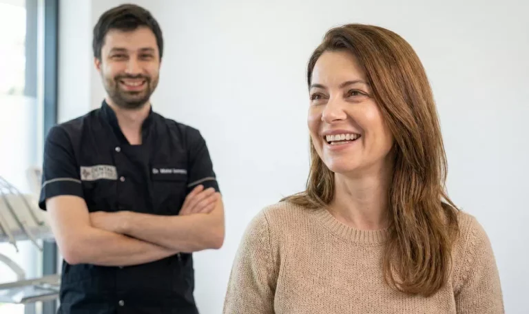 Pacientă zâmbind după tratamentul cu implant dentar ZimVie la Dental CATTED Pipera, realizat de Dr. Matei Ionescu, specialist implantologie. Reabilitare orală cu implanturi dentare premium Zimmer Biomet Dental București pentru osteointegrare rapidă.