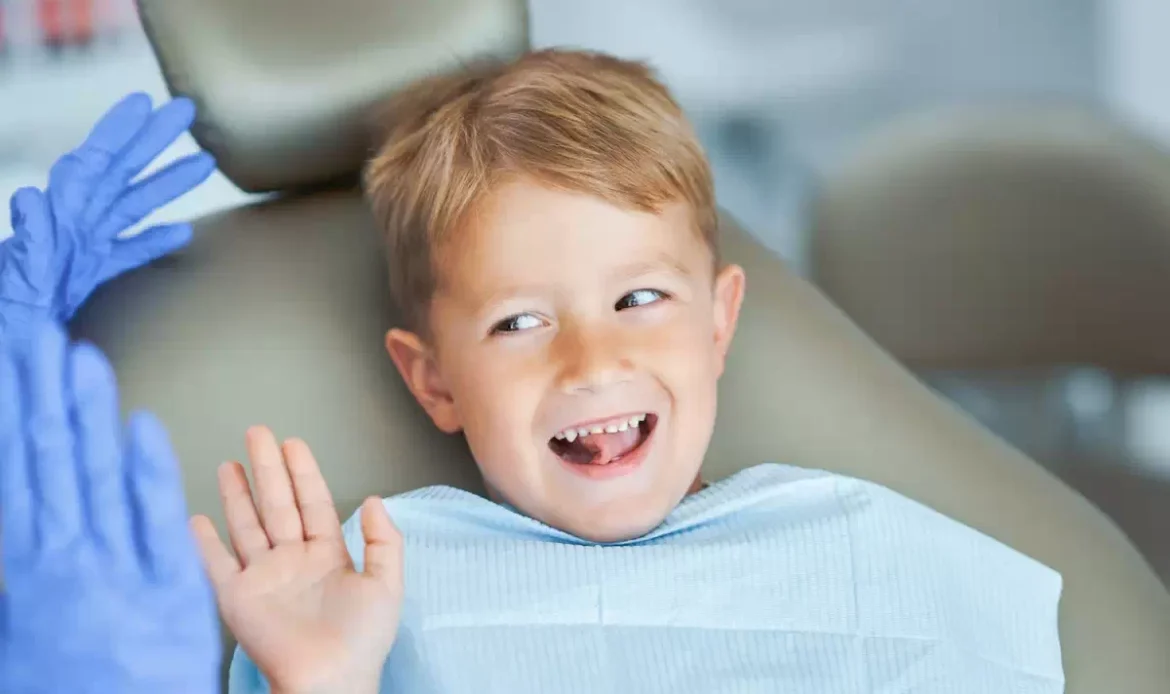 Copil pe scaun in cabinet stomatologic | Dental CATTED