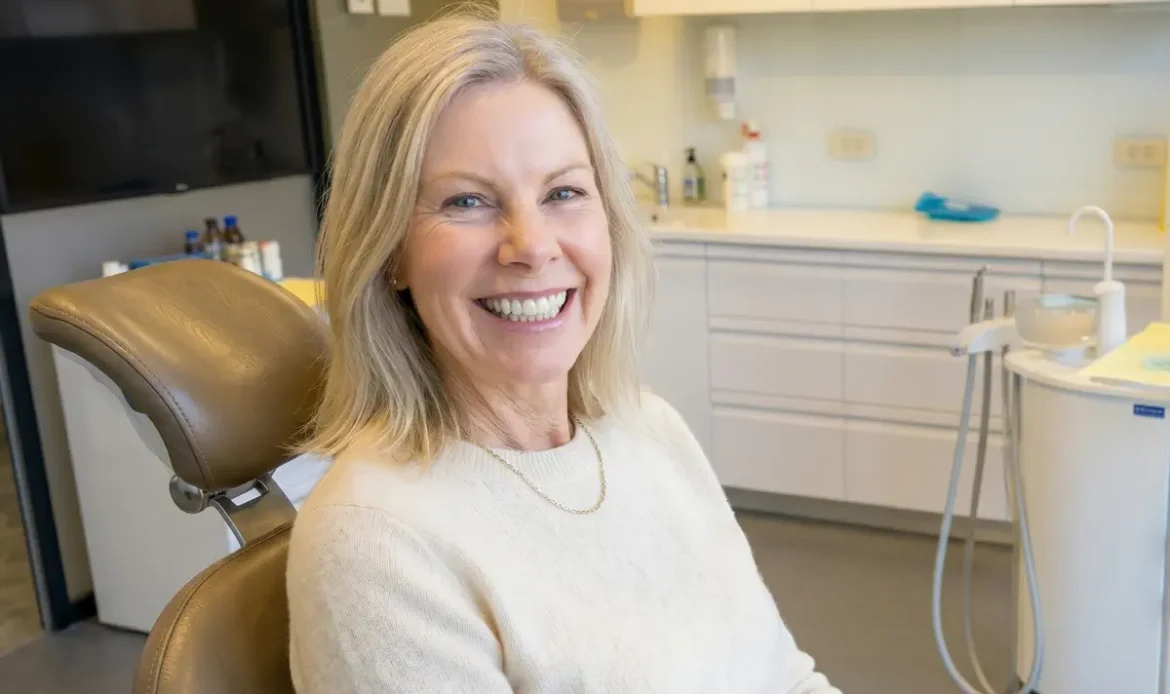 Pacient cu proteza pe scaunul unui cabinet din clinica Dental CATTED