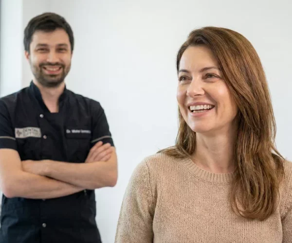 Pacientă zâmbind după tratamentul cu implant dentar ZimVie la Dental CATTED Pipera, realizat de Dr. Matei Ionescu, specialist implantologie. Reabilitare orală cu implanturi dentare premium Zimmer Biomet Dental București pentru osteointegrare rapidă.