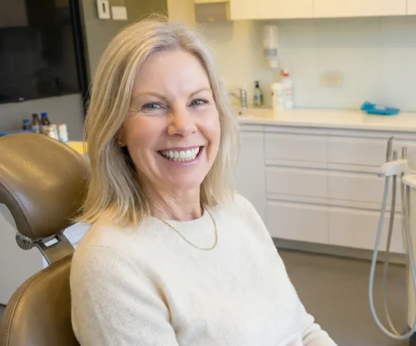 Pacient cu proteza pe scaunul unui cabinet din clinica Dental CATTED