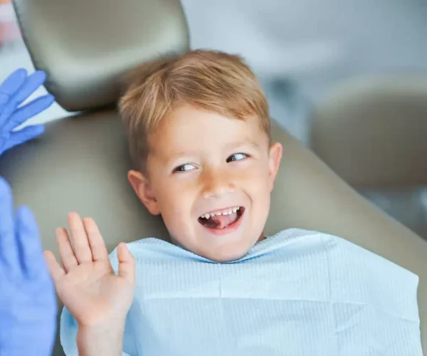 Copil pe scaun in cabinet stomatologic | Dental CATTED